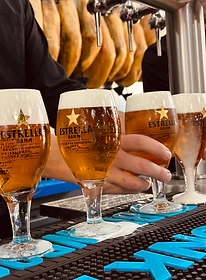 Cervezas frías en taberna