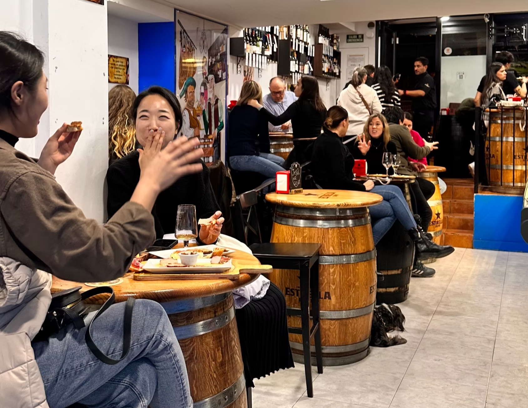 Ambiente auténtico de taberna con clientes disfrutando