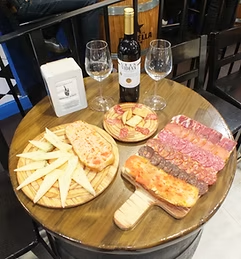 Mesa completa con jamón, quesos y vino
